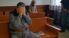 Ob�alovaný z pokusu vra�dy svého syna opakovan� skrýval p�ed fotografy i...