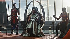 Královna Ramonda. Roli panovnice fiktivního afrického státu Wakandy si zahrála...