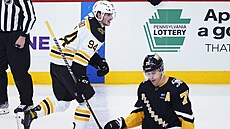 Jakub Lauko míří za spoluhráči oslavit svůj první gól v NHL.