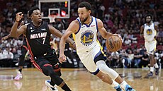 Basketbalista Golden State Stephen Curry zaznamenal proti Miami sv�j desátý...