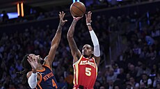 Rozehráva� Atlanty Dejounte Murray st�ílí na ko�.