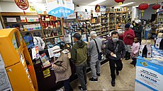 Zákazníci čekající ve frontě na nákup lístku do loterie Powerball. (7....