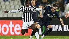 Hamidou Traore z Partizanu B�lehrad a Filip Vecheta ze Slovácka v utkání...