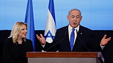 Benjamin Netanjahu se svou manželkou v sídle své strany během izraelských...