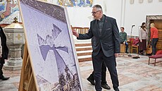 Zlínský fará Kamil Obr posvtil obraz Dalibora Gabriela v kostele sv. Filipa a...