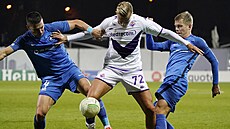 Antonín Barák z Fiorentiny prochází mezi Vitalijsem Maksimenkem (vlevo) a...