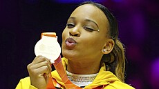 Brazilská gymnastka Rebeca Andradeová se zlatou medaili za triumf ve víceboji.