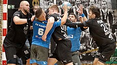 Karvin�tí házenká�i Václav Franc, Adam Ptá�ník a Mat�j Pelák (zleva) svírají...