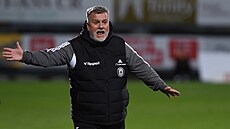 Asistent trenéra Olomouce Ji�í Sa�ák zastoupil v utkání nemocného Václava Jílka.