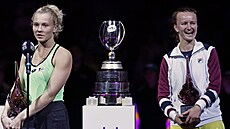 eské tenistky Kateina Siniaková (vlevo)  a Barbora Krejíková pózují s cenami...