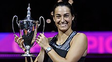Francouzská tenistka Caroline Garciaová pózuje s trofejí pro vítězku Turnaje...