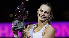 Bloruská tenistka Aryna Sabalenková s trofejí pro poraenou finalistku.