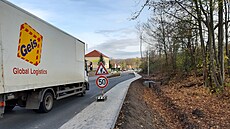 Kamiony ve Stradouni, kam před měsícem vyústila nová dálnice. 
