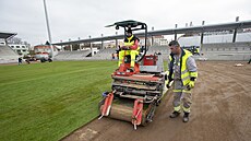 Na konci minulého týdne dlníci instalovali na Letním stadionu to...