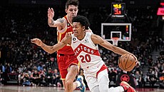 Vít Krej�í (vlevo) z Atlanty brání Jeffa Dowtina z Toronta.