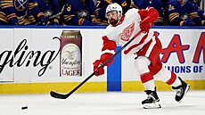 Filip Hronek z Detroit Red Wings pálí v zápase s Buffalo Sabres.