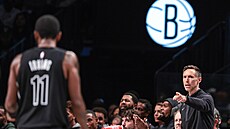 Steve Nash, trenér Brooklyn Nets, ukazuje na svého svence Kyrieho Irvinga.