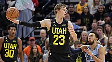 Lauri Markkanen (23) z Utah Jazz v zápase s Memphis Grizzlies, brání ho Tyus...