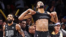 Kevin Durant z Brooklyn Nets si zvedá tri�ko, jeho spoluhrá� Kyrie Irving ho...