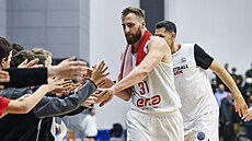 Nymburští basketbalisté se s fanoušky radují z výhry, zleva Martin Kříž a Petr...