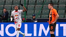 Christopher Nkunku z Lipska slaví trefu proti achtaru.