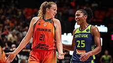 Marie Gülichová (vlevo) z Valencie a Alyssa Thomasová z USK Praha se dobe baví.