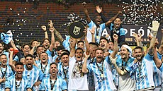 Fotbalisté Racing Clubu slaví zisk argentinského Superpoháru.
