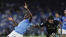 Victor Osimhen (vlevo) z Neapole padá po faulu Sebastiana Luperta z Empoli.