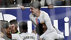 Fotbalisté Barcelony slaví gól Raphinhy.