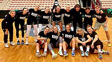 Basketbalistky KP Brno pózují po tréninku v Charleville.