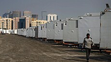 CARAVAN CITY. Poblí� p�ístavu v Dauhá vyrostlo m�ste�ko plné ob�ích bílých...
