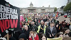 Tisíce lidí v Londýn demonstrovaly za vypsání parlamentních voleb. (5....