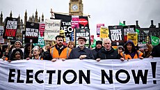 Tisíce lidí v Londýně demonstrovaly za vypsání parlamentních voleb. (5....