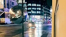 Chaos v Londýně: Obří koule děsily řidiče