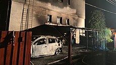 Vinou závady na elektroinstalaci začalo hořet auto, následně i dům Řehulkových.