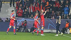 Plzeský útoník Tomá Chorý (druhý zprava) se raduje z gólu do barcelonské...