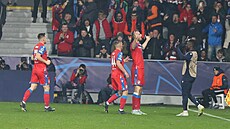 Plze�ský úto�ník Tomá� Chorý (druhý zprava) se raduje z gólu do barcelonské...