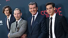 Pierce Brosnan a jeho synové Dylan, Sean a Paris (Los Angeles, 17. srpna 2015)