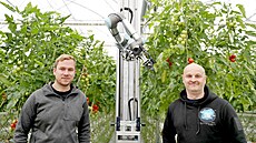 Farmá Matj Sklená (vlevo) a vývojá Vratislav Bene testují prototyp robota...
