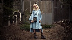 Adéla Stopka, která vystupuje pod pseudonymem Rozari, jako Emma Bloomová z...