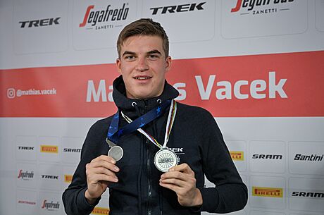 Cyklista Mathias Vacek pózuje po tiskové konferenci se stíbrnými medailemi,...