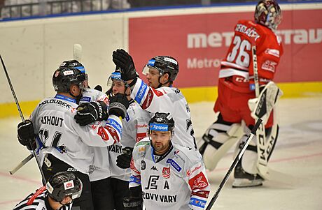 Hokejisté Karlových Var oslavují gól v extraligové dohrávce proti Olomouci.