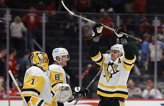 Vítzná radost hokejist Pittsburghu. Hokejku nad hlavou má Jevgenij Malkin.