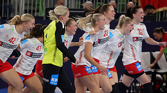 Euforie dánských házenkáek - práv postoupily do finále mistrovství Evropy.