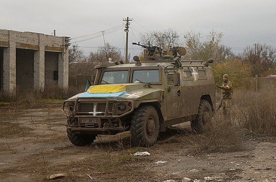 Písluník ukrajinské armády stojí vedle díve ukoistného ruského obrnného...