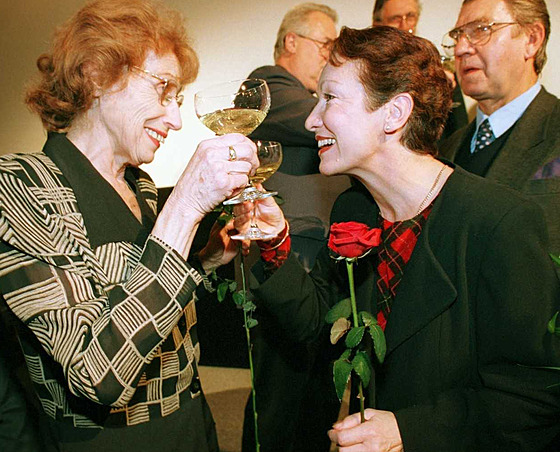 Vra Jordánová (vlevo) a Hana Maciuchová (vpravo) v roce 2000 (13. listopadu...