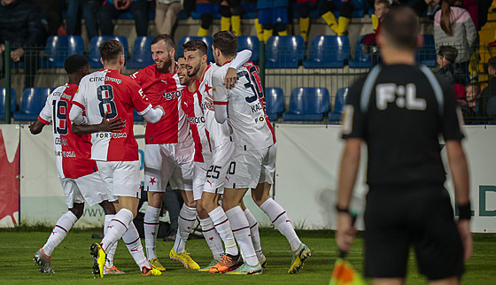 Slávisté se radují z gólu Ondeje Lingra ve Zlín.
