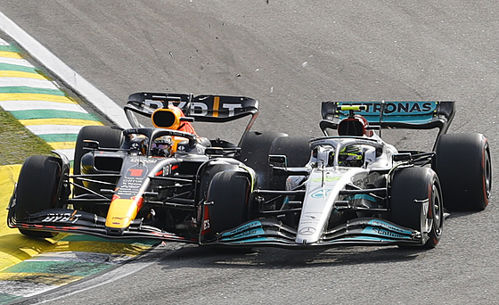 Tsný souboj Maxe Verstappena (vlevo) a Lewise Hamiltona ve Velké cen Brazílie