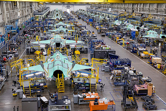 Továrna �Air Force Plant 4� na výrobu letoun� F-35 v texaském Fort Worth