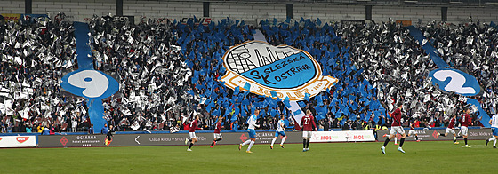 Pohled na ostravský stadion zaplněný domácími diváky při utkání Baníku s AC...